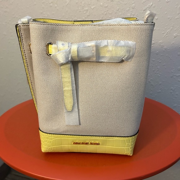 MICHAEL KORS -Bucket bag messenger BRANDNEW !! - Picture 2 of 7